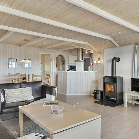 Prázdninový dům Amazing In With 3 Bedrooms, Sauna & Wifi